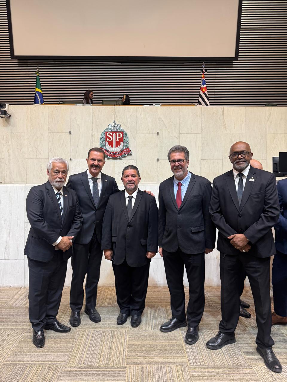 Prof. Roque Cortes Pereira com o Deputado Itamar Borges, o Irmão Maradona, o Grão-Mestre Renato Garcia e o Irmão Ludovico, na ALESP, em 9 de outubro de 2026.