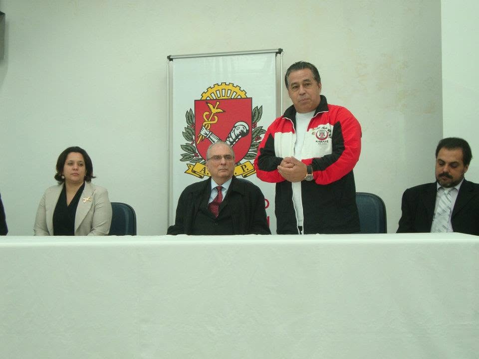 Registro histórico de encontro institucional relacionado ao projeto comunitário, com a presença do Prof. Roque Cortes Pereira