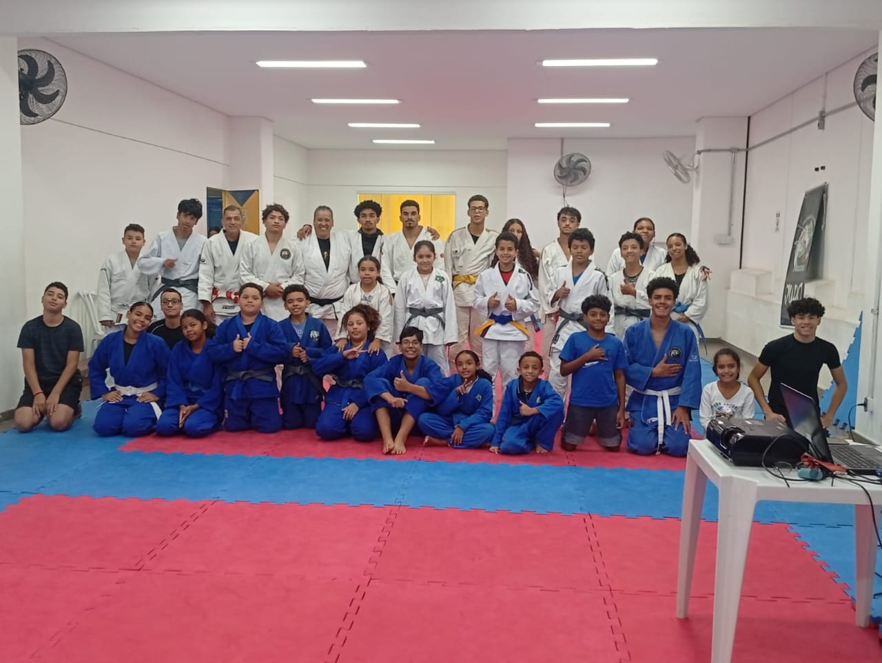 Turma reunida no tatame em registro enviado para esta matéria.