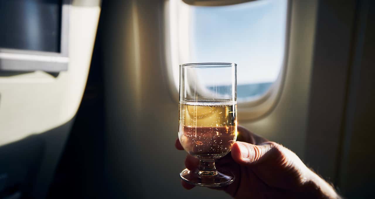 Dormir após beber durante o voo pode afetar o coração, revela estudo