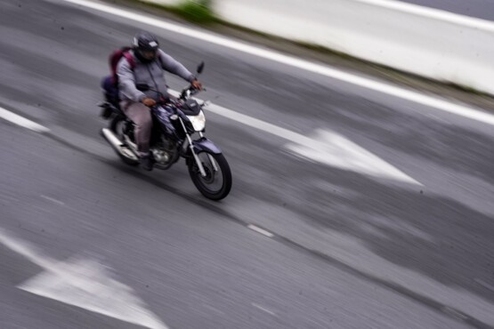Edital de inscrições para o Programa CNH Emprego na Pista voltado a motofretistas está com vagas abertas