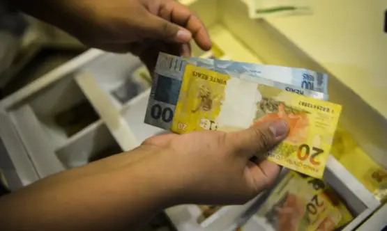Caixa libera abono salarial para nascidos em setembro e outubro
