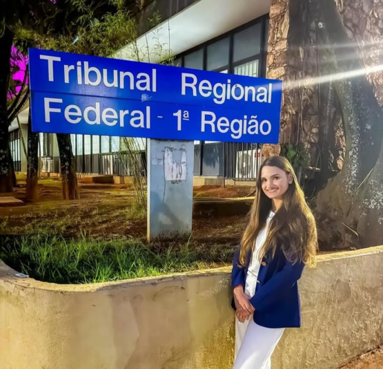 Mineira de 25 anos se torna a juíza federal mais jovem do país.