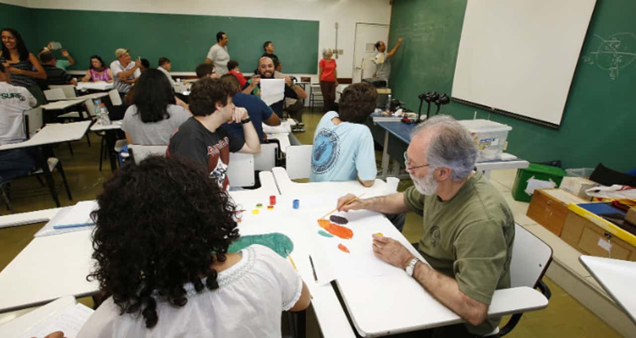 USP promove 50 cursos gratuitos para professores da educação básica