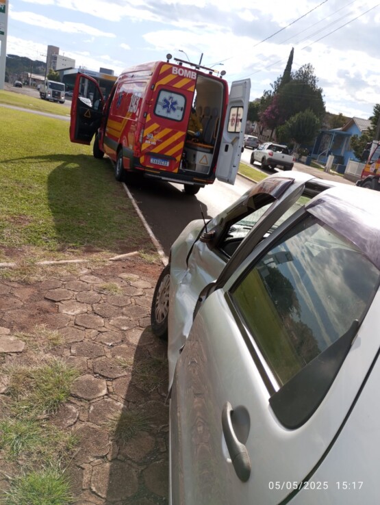 Colisão entre caminhão e carro deixa duas pessoas feridas na BR-282