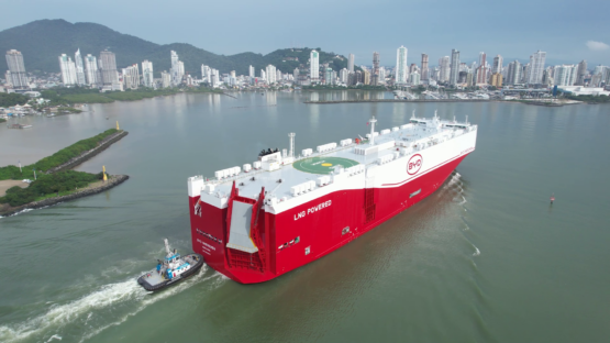 VÍDEO: Maior navio de transporte de veículos do mundo inicia operação no Porto de Itajaí