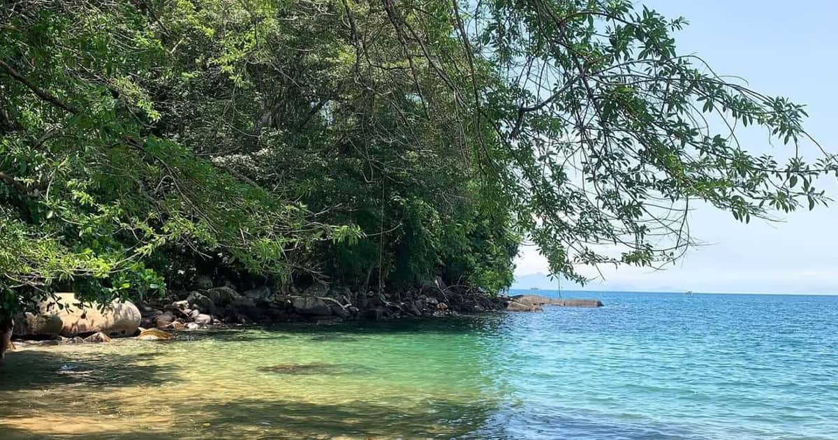 A praia que parece mentira no Saco do Mamanguá (mas é real e você pode ir)