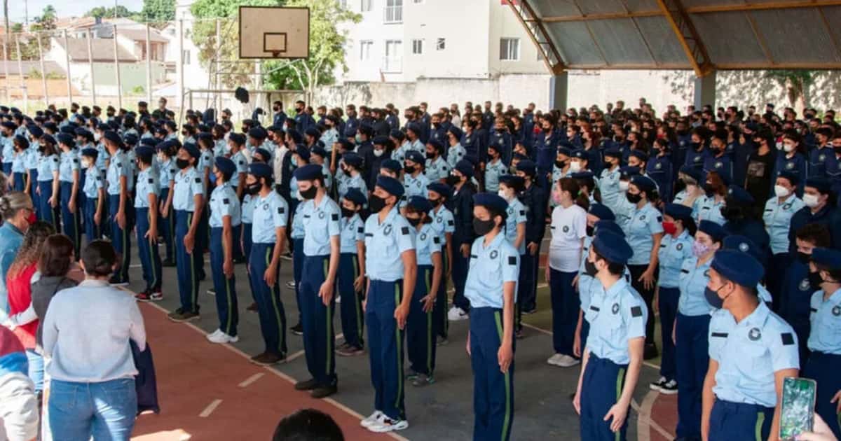 Escola cívico-militar no SP altera rotina com disciplina e civismo