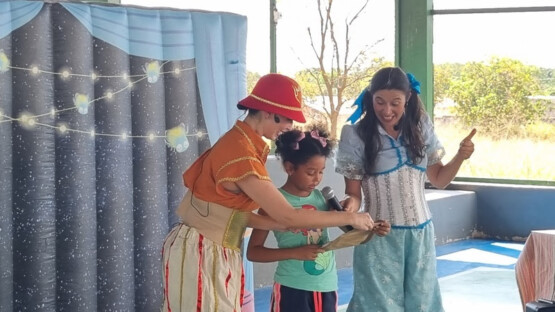 Espetáculo infantil “Reciclagem Divertida” leva arte e consciência ambiental para escolas públicas do Oeste de SC