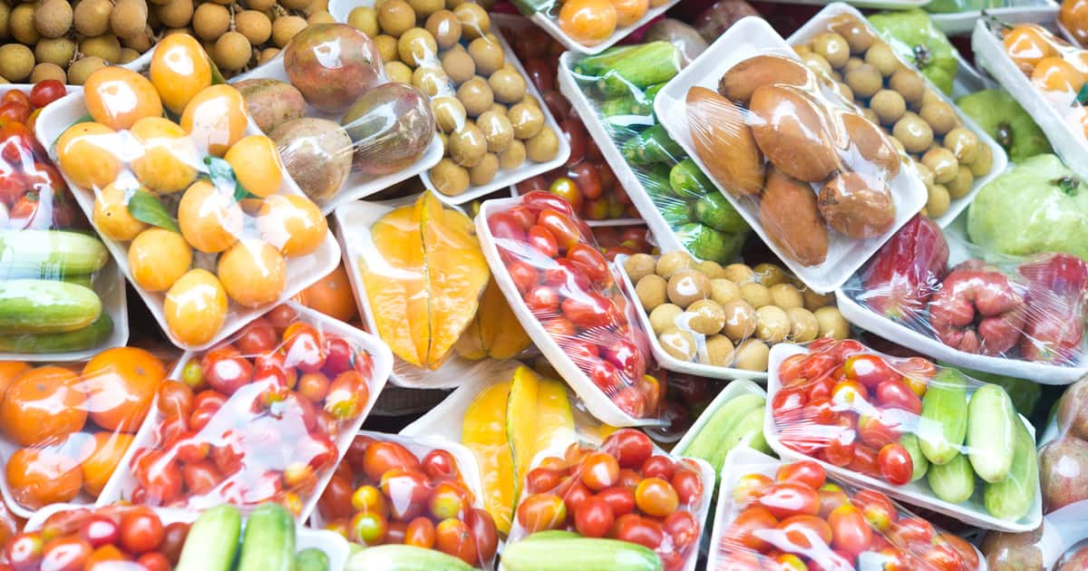 Estudo mostra como embalagens liberam microplásticos nos alimentos