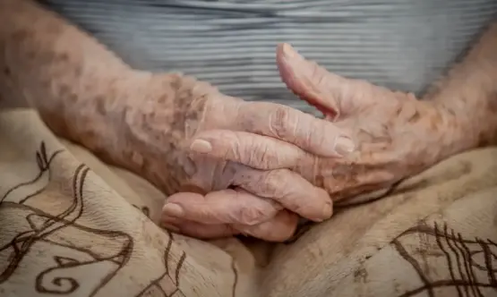 Violência contra idosos ainda é tabu e precisa ser enfrentada com urgência