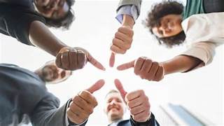 Pratique atração por pessoas positivas.