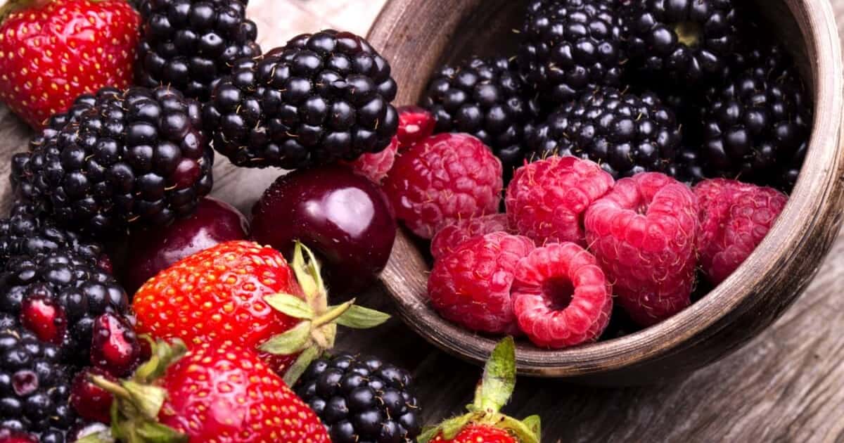 5 benefícios das frutas vermelhas para a saúde