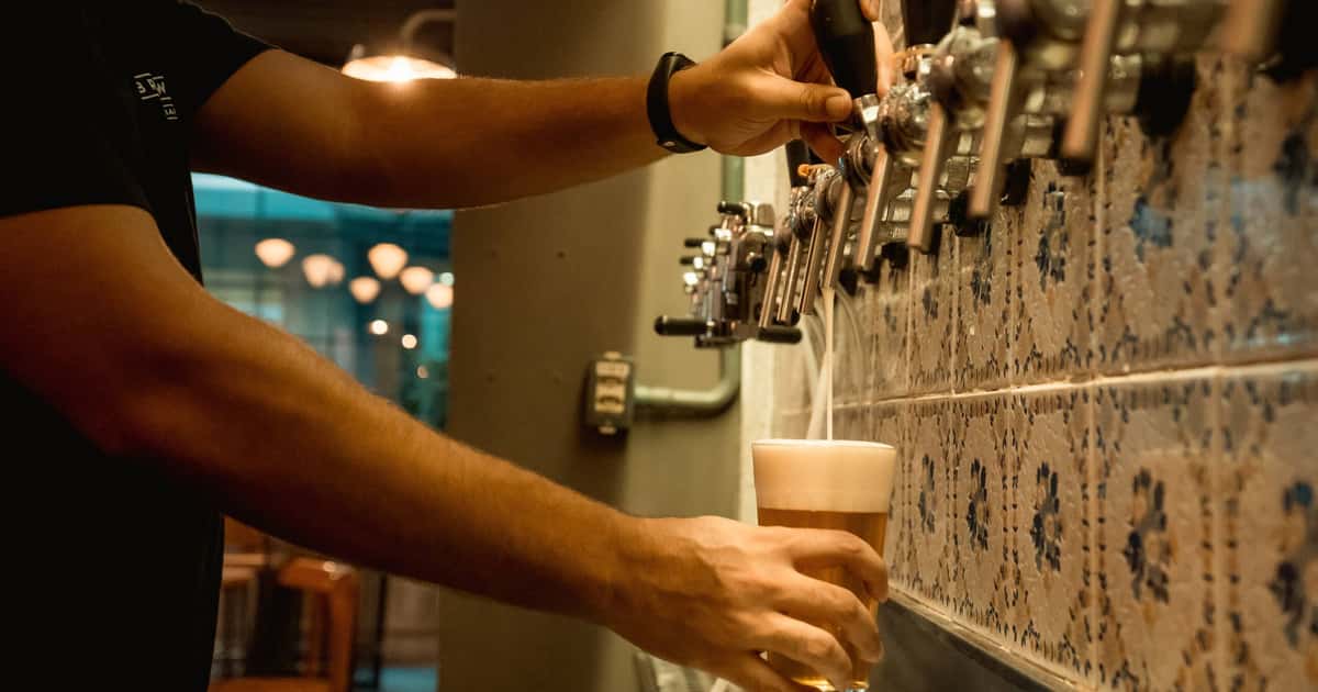 Chope direto da fábrica? 7 bares que oferecem essa experiência única