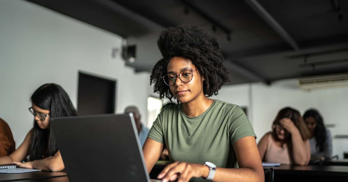 ONG oferece curso gratuito de programação para mulheres refugiadas