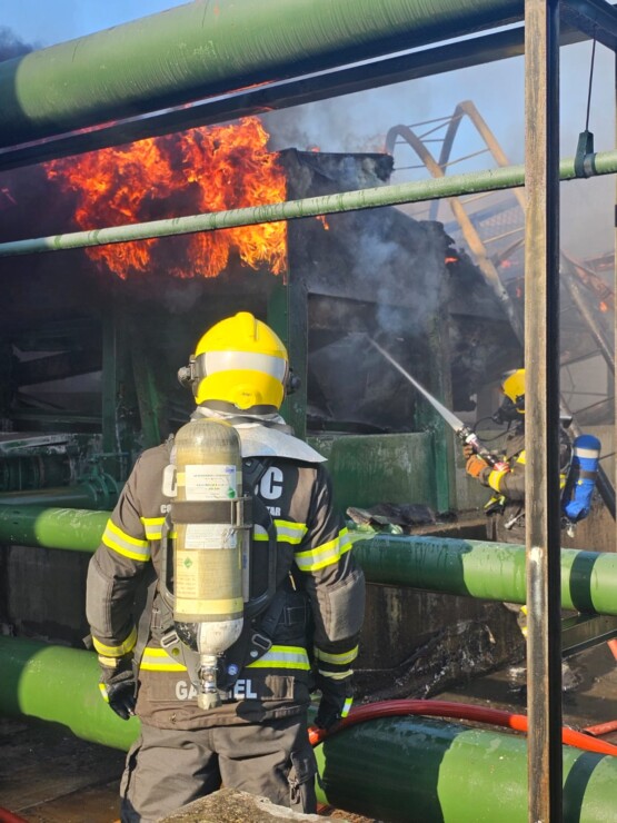 VÍDEO: Incêndio atinge central de ar-condicionado em shopping; fogo foi controlado rapidamente